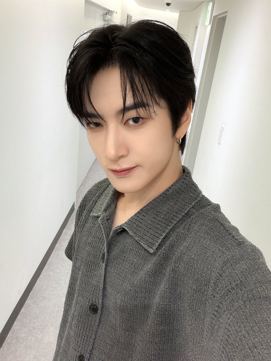 TRENDZ_OFFCL's tweet photo. [#윤우] 많이 웃었다 오늘도🐺🖤

#FROM_TRENDZ #TO_FRIENDZ #TRENDZ #트렌드지 https://t.co/Feu9xQAhO5