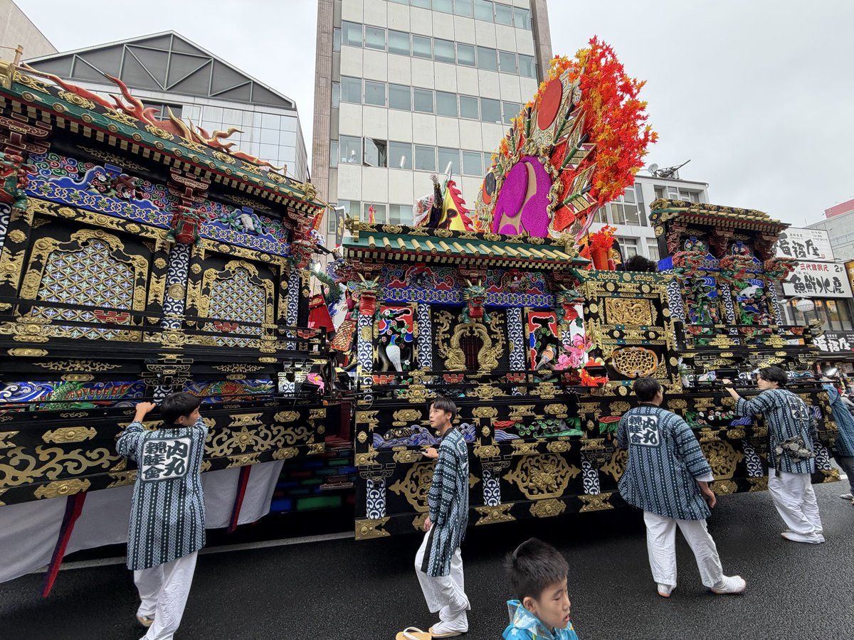 55yankeee's tweet photo. 八戸三社大祭
小雨の降る中、素晴らしい演舞、山車を堪能させていただきました
私は気がつかなかったのですが、「王林ちゃん王林ちゃん🩷」というコールを聞いてシャッターをパシャリ https://t.co/KpQIGtyLDH