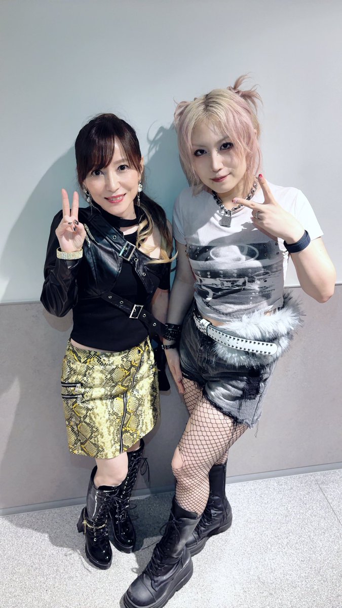 NanaTakahashi7's tweet photo. EDP × beatnation summit 2026 にご来場頂き誠に有難うございました‼️
L.E.D.さん枠で出演させて頂きました❣️
致死量級のド派手照明💡がもう最高すぎ😆✨楽しかった❤️‍🔥❤️‍🔥❤️‍🔥
初めましてのTORIENA (@toriena)さんと記念撮影💕
めっちゃ素敵な方で惚れちゃいました🤭
衣装は1曲目に合わせてヘビ柄にしたお♫
また歌いたいなーっ

[セトリ(私の出演分)]

◾️GHEL NAGARAJA
Nana Takahashi & BEMANI Sound Team "L.E.D."

◾️情熱タンデムRUNAWAY
Nana Takahashi & BEMANI Sound Team "L.E.D."

◾️TEKNO KEISER
STEVIE/Nana Takahashi Prod. by L.E.D.

◾️BOMBER!BOMBER!BABY!
STEVIE(44MAGNUM) Prod. by L.E.D.