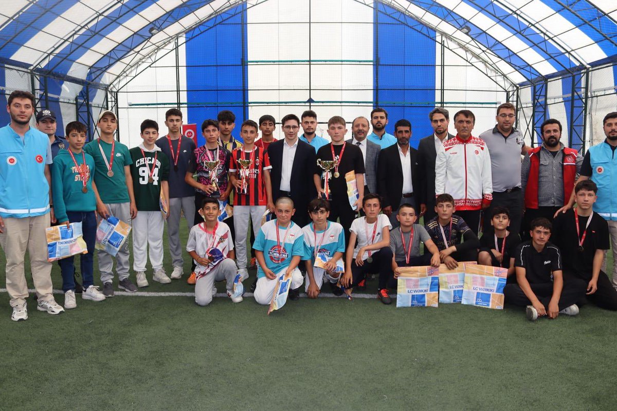 GSB_Ardahan's tweet photo. 🏆 Çıldır’da Kur’an Kursları Arası Futbol Turnuvası Sona Erdi

⚽️ Çıldır’da 27-31 Temmuz tarihleri arasında 8 takımın katılımıyla düzenlenen Kur’an Kursları Arası Futbol Turnuvası, centilmence mücadelelere sahne olan karşılaşmaların ardından tamamlandı. https://t.co/SrCaH2lxgL