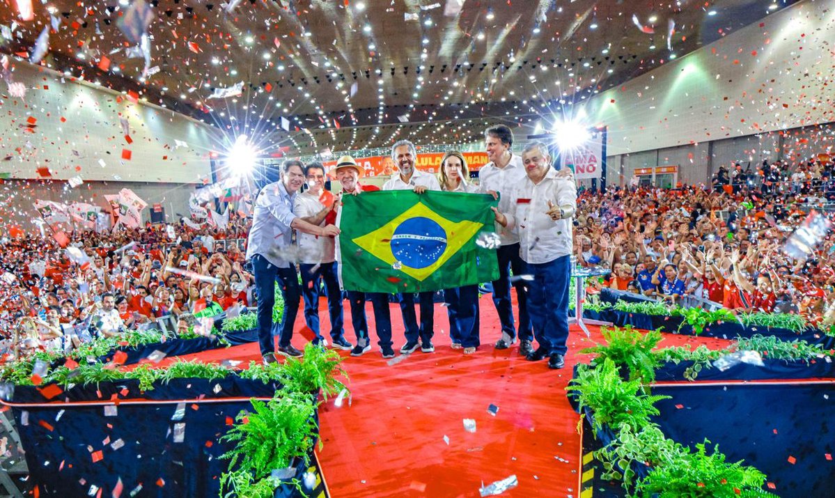 LulaOficial's tweet photo. A história do Ceará está sendo transformada. Quando a gente junta forcas, o trabalho que o Cid fez, o que o Camilo fez e o que o companheiro @elmanofreitas está fazendo, fica claro: nunca se fez tanto por esse estado! 

É motivo de muito orgulho ver o filho e neto de agricultor governando com tanto compromisso. É escola em tempo integral, é hospital funcionando, é estrada, é o ITA no Ceará, a Transnordestina avançando e comida na mesa de quem mais precisa. Isso é cuidar de gente!

Enquanto eu for Presidente da República, o Ceará nunca vai sair do mapa e nunca perderá sua importância. Estar do lado certo é estar do lado do povo. Vamos juntos construir um Ceará e um Brasil cada vez mais fortes! 🤝❤️

📸 @ricardostuckert