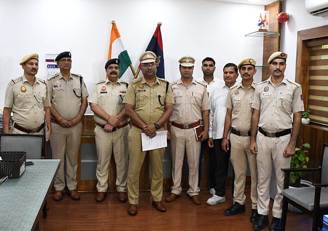 kunalattri1996's tweet photo. A major blow to interstate drug trafficking. 

Railway Unit Special Staff, with PS Hazrat Nizamuddin Railway Station, arrested two accused and recovered 2.288 kg of cocaine (commercial quantity) valued at approximately ₹20 crore @DelhiPolice @DCPDelhiRailway @LtGovDelhi https://t.co/83GhilizgG