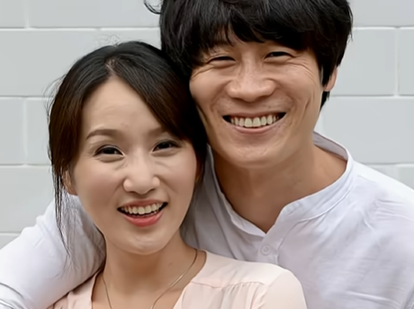 juhyeon6749's tweet photo. 아내가 상 받는데 남편이 더 울어버린 이유

극단에서 만나 결혼한 두 배우가 있었음

무명 시절 통장에 200만원도 없어서 남편이 은행 갔다가 거절당해 울면서 돌아옴

집에 오니 아내가 가장 아끼는 목걸이를 팔아서 쌀통�� 채워놓음

이후 남편은 남우조연상을 받으며 큰 사랑을 받게 됨

하지만 아내는 아이 둘을 키우느라 8년 동안 연기를 내려놓고 동화책만 들고 있었음

어느 날 딸이 엄마도 꿈이 배우였냐고 물어봤고 아내는 다시 도전하기로 결심함

남편 이름은 절대 말하지 않고 스스로 밑바닥부터 다시 오디션을 돌기 시작함

결국 아내도 실력으로 시상식 후보에 오르고 상까지 받게 됨

이름이 불리는 순간 정작 본인보다 남편이 눈물을 쏟아내며 기도하고 있었음

지켜주지 못했던 미안함과 그 고생을 견뎌낸 자랑스러움이 
섞인 눈물이었음

무대에 오른 아내는 트로피를 들고 남편을 바라보며 이렇게 
말함
"프러포즈 반지를 잃어버린 뒤로 커플링은 안 하던 부부였는데, 이제 같은 모양의 트로피가 생겼습니다. 
여보 이제 우리 오늘부터 1일!"

진선규 박보경 부부