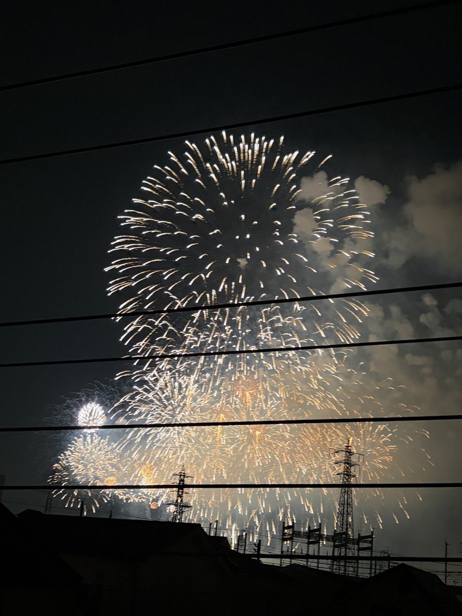 carambar_atomic's tweet photo. ベランダからこの花火見えるのだけが取り柄の我が家 https://t.co/cvTGEvMTz0