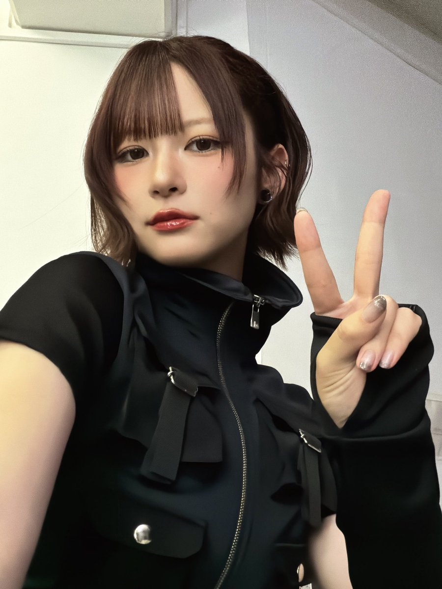 passcode_Emily's tweet photo. R←→L
左から見るとちょっとイギリス　

グランパ似 https://t.co/PR6kw6Y70J