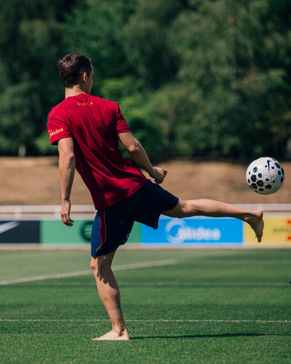 FCBarcelona's tweet photo. Barefoot and in control 🌱 https://t.co/FVX63jGQIp