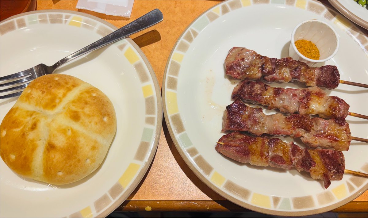 kasen728's tweet photo. 在サイゼリヤで、フォカッチャとラム串をこんなふうに組み合わせると、本格的な新疆の「ナン坑肉」が完成します。 https://t.co/fgoeN9xJo7