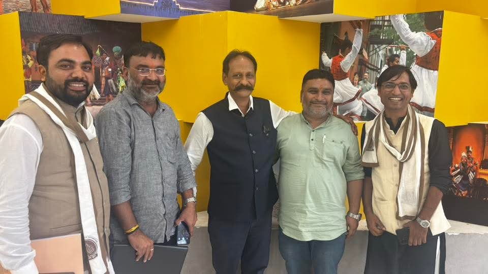 Bhaveshpandya16's tweet photo. ડૉ.કૃણાલ પંચાલ, ડૉ.ભાવેશ પંડ્યા એટલે હું. મને બીજું નામ બીજુભાઈ આપનાર દક્ષિણા મૂર્તિના વિપુલ ભાઈ, ગમતી નિશાળના ચેરમેન જીગરભાઈ અને લોકભારતી સણોસરા ના ઈનચાર્જ VC વિશાલ ભાદાણી સર.

ફોટો ક્યાં અને ક્યારનો એ યાદ નથી.
પરંતુ મિત્રો બધા આજેય એમને એમ છે.
સૌને ગણેશજી સુખી રાખે. https://t.co/wq0tmbmTs0