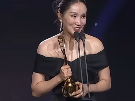 juhyeon6749's tweet photo. 아내가 상 받는데 남편이 더 울어버린 이유

극단에서 만나 결혼한 두 배우가 있었음

무명 시절 통장에 200만원도 없어서 남편이 은행 갔다가 거절당해 울면서 돌아옴

집에 오니 아내가 가장 아끼는 목걸이를 팔아서 쌀통�� 채워놓음

이후 남편은 남우조연상을 받으며 큰 사랑을 받게 됨

하지만 아내는 아이 둘을 키우느라 8년 동안 연기를 내려놓고 동화책만 들고 있었음

어느 날 딸이 엄마도 꿈이 배우였냐고 물어봤고 아내는 다시 도전하기로 결심함

남편 이름은 절대 말하지 않고 스스로 밑바닥부터 다시 오디션을 돌기 시작함

결국 아내도 실력으로 시상식 후보에 오르고 상까지 받게 됨

이름이 불리는 순간 정작 본인보다 남편이 눈물을 쏟아내며 기도하고 있었음

지켜주지 못했던 미안함과 그 고생을 견뎌낸 자랑스러움이 
섞인 눈물이었음

무대에 오른 아내는 트로피를 들고 남편을 바라보며 이렇게 
말함
"프러포즈 반지를 잃어버린 뒤로 커플링은 안 하던 부부였는데, 이제 같은 모양의 트로피가 생겼습니다. 
여보 이제 우리 오늘부터 1일!"

진선규 박보경 부부