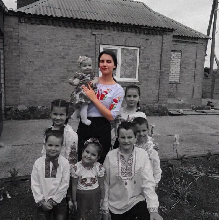 BohuslavskaKate's tweet photo. "I am the eldest sister, and from now on, my 7 little angels..."

​After Russian missile strike on Radushne that took the lives of the Voronov family, their daughter posted a message alongside a 2020 family photo.

​"Our mommy took this photo of us... I am the eldest sister, and from now on, my 7 little angels 😭💔🕯 Mark, Dominika, Viorika, Zakhariy, Azariy Ilai, Federika, and Emilya 😭 I will never let anyone forget this!!! Cursed be all those who brought about such a terrible and immense grief!!!!," she wrote.