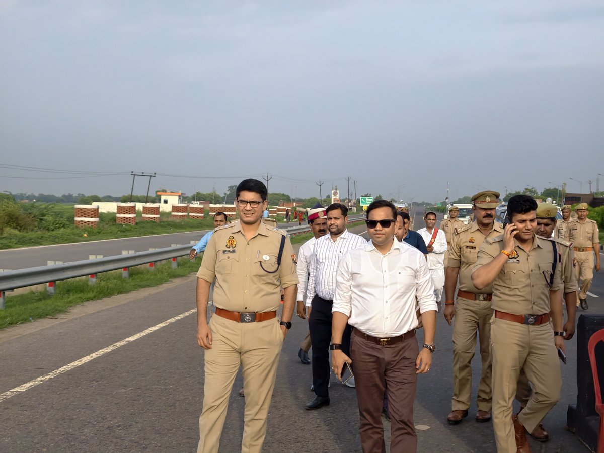 DM_Bhadohi's tweet photo. श्रावण मास की कांवड़ यात्रा को सुरक्षित, सुव्यवस्थित एवं सकुशल सम्पन्न कराना हमारी सर्वोच्च प्राथमिकता है।

आज पुलिस अधीक्षक अभिनव त्यागी जी के साथ प्रयागराज बॉर्डर (भीटी) सहित कांवड़ मार्गों का स्थलीय निरीक्षण कर सुरक्षा, रूट डायवर्जन, यातायात प्रबंधन एवं श्रद्धालुओं की सुविधाओं की समीक्षा की।

✅ कांवड़ियों हेतु राष्ट्रीय राजमार्ग की उत्तरी लेन पूर्णतः आरक्षित रहेगी।
✅ मार्गों पर स्वच्छता, पेयजल, प्रकाश, मोबाइल शौचालय एवं निर्बाध विद्युत आपूर्ति सुनिश्चित की जा रही है।
✅ खाद्य प्रतिष्ठानों को निर्धारित रेट सूची के साथ केवल शुद्ध एवं ताज़ा खाद्य पदार्थ बेचने के निर्देश दिए गए हैं।
✅ प्रत्येक विभाग को समन्वित एवं संवेदनशील होकर श्रद्धालुओं की सुरक्षा और सुविधा सुनिश्चित करने के निर्देश दिए गए हैं।

श्रद्धालुओं की आस्था, सुरक्षा और सुविधा—यही हमारी सर्वोच्च प्रतिबद्धता है।
@CMOfficeUP @ChiefSecyUP @UPGovt @InfoDeptUP @Commvindhya