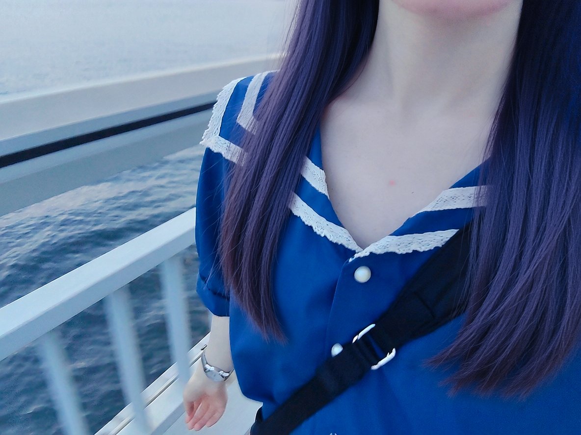 _69mimo's tweet photo. 昨日、ドリンク代高めだったからお酒飲もうと思ったけど、パッケージに惹かれて交換したご当地サイダーが美味しくて！こっちにして正解だった！🍾

あと深層ツアー初日を祝して、インナーカラーを紫にするなどしました〜 (写真は海風浴びた後でぱさぱさだけど…)
当日まで色保てて満足です！🟣 https://t.co/iZYGj9OmbK