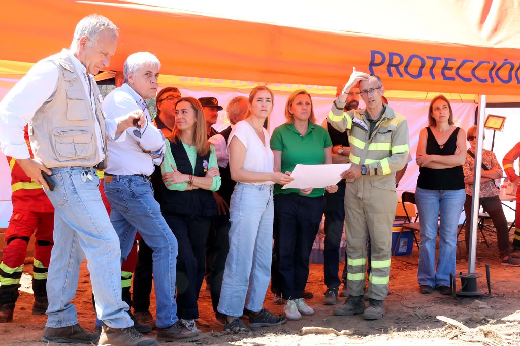 Educar06Diego's tweet photo. Puesto de Mando Avanzado del #IFVeguellina en el que, junto a la vicepresidenta @MIsabelBlanco de la @jcyl, conozco la evolución del incendio. Se mantiene el IGR-2 y el desalojo de tres localidades. Se trabaja en el frente hacia #Moreda y en el del norte de #Veguellina. 
#Infocal https://t.co/fonw7ygR2E