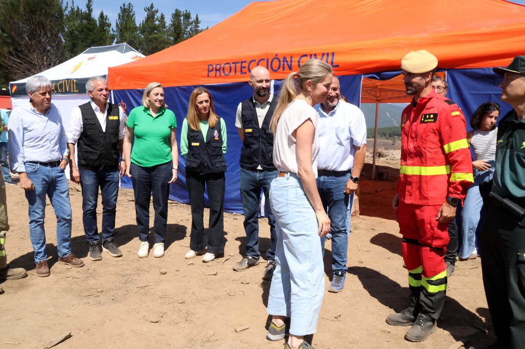 Educar06Diego's tweet photo. Puesto de Mando Avanzado del #IFVeguellina en el que, junto a la vicepresidenta @MIsabelBlanco de la @jcyl, conozco la evolución del incendio. Se mantiene el IGR-2 y el desalojo de tres localidades. Se trabaja en el frente hacia #Moreda y en el del norte de #Veguellina. 
#Infocal https://t.co/fonw7ygR2E