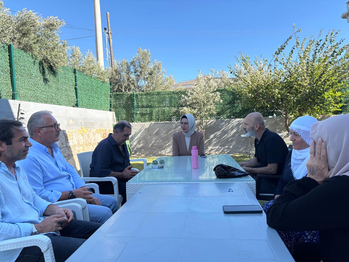 cesmeakparti's tweet photo. İlçe Başkanımız Sn.Pınar AYYILDIZ ÖZEN ve Teşkilatımız, geçen günlerde kaybettiğimiz kıymetli büyüğümüz Kamile İNAN’ın değerli ailesini ziyaret ederek taziyelerini bildirip başsağlığı dileklerini ilettiler. Allah rahmet eylesin. @Bilalsaygili @pinarozen76 @akpartiizmir https://t.co/GSMZXa9HWW