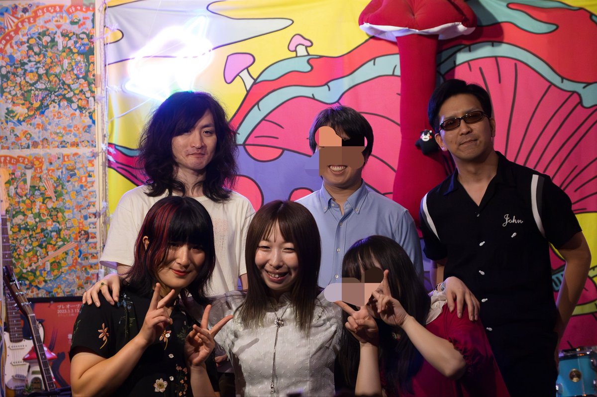 nyagogo5656's tweet photo. R8.07.30 阿佐ヶ谷mogumogu ハルナツヨウカさん企画『月灯りでまちあわせ』

竹村ヒカルさん
こけしっくさん
ハルナツヨウカさん
村上はるかさん
渚の頃さん
オカダケイさん

コロナ禍を境に素晴らしい楽曲との関係は断ち切られたと思っていた
ご無沙汰だった音楽家の軸が些かもブレてなかったのが心から嬉し���った
演者の誰もが暖かいMCで次にバトンをつなぐ
まるで同窓会の場に迷い込んだ不思議な気分を味わった
社交辞令みたいな気持ち悪い笑顔などソコに存在しなかった
正味な話 終演後のフロアの人混みが苦手である
田舎暮らしには最後の大一番が待っているのだ
終電の心配が無ければ残って祭りの余韻を楽しみたかった
そんな気分にさせてくれる大当たりの夜でありました
主催者のハルナツヨウカさん
澄み切った時間をありがとう
ピュアな人ほど生きづらい時代
数年後のいつの日か
��び集うとき
まだ迷っている正直な大人達に楽曲で答えを聞かせて欲しいものだ

演者さんお二人は顔出しNGらしいのでごめんなさい🙇‍♂️