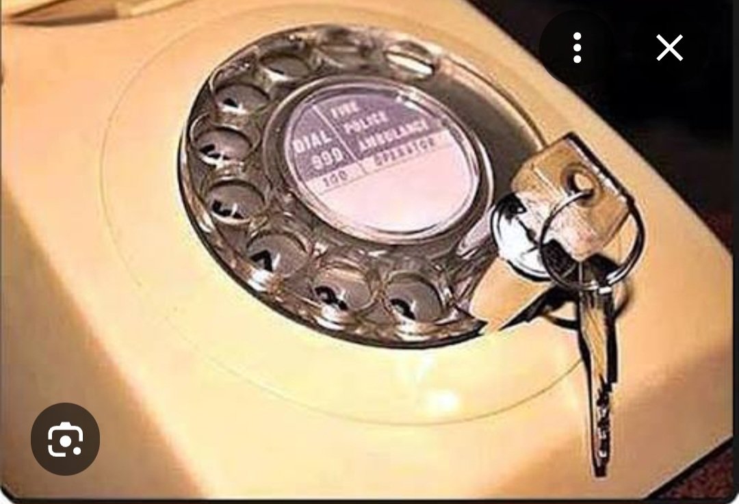illaerzincan24's tweet photo. Eskiden tuşlu telefonlara kilit vururdular kimse aramasın para yazmasın diye.

Şimdi 5 kişilik ailenin hepsinde son model  cep telefon 5 tane fatura ödüyorlar ama açız diye algı yapıyorlar... https://t.co/vaouecRagt