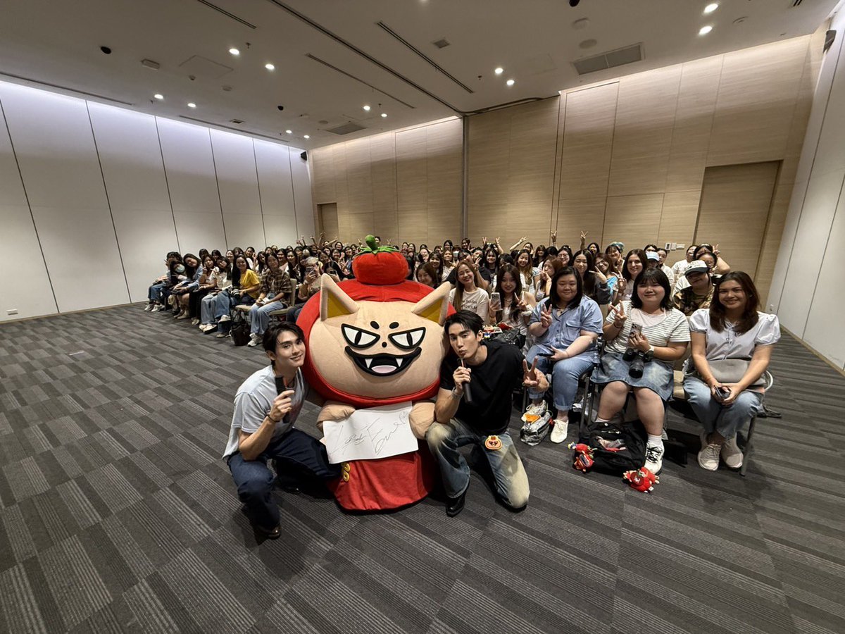 GmmtvShop's tweet photo. ฟอส-บุ๊ค และ TOMAFOX ขอบคุณทุกคนที่มาร่วมกิจกรรม Fan Sign ในงานมหกรรมนิยายนานาชาติ 2026 วันนี้นะครับ

@fforcejs @kasibook 
@tomafox_gmmtv 

#งานมหกรรมนิยายนานาชาติ2026xForceBook
#GMMTV https://t.co/IXOKdS8Ovp