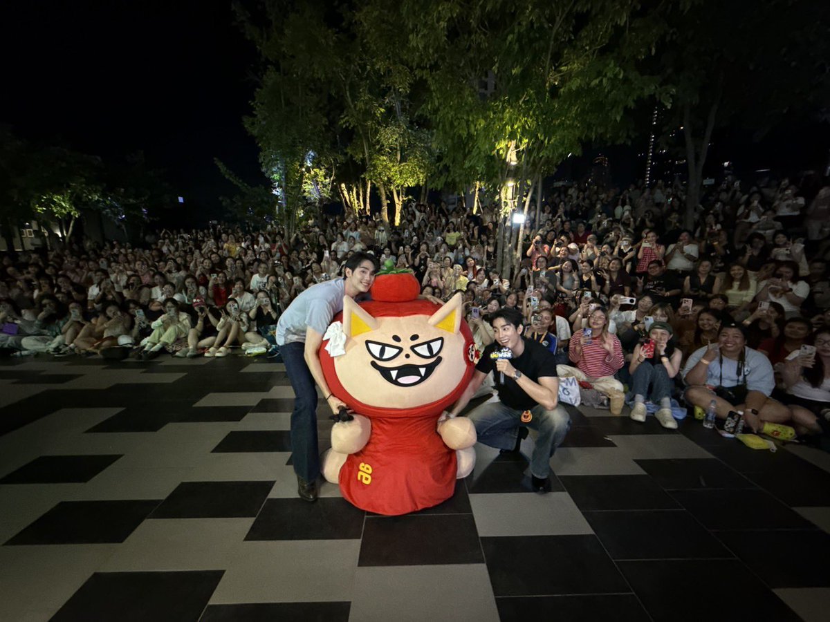GmmtvShop's tweet photo. ฟอส-บุ๊ค และ TOMAFOX ขอบคุณทุกคนที่มาเจอกันในวันนี้มากเลยนะครับ ดีใจมากเลยครับ เดินทางกลับบ้านกันดีๆนะครับ

@fforcejs @kasibook 
@tomafox_gmmtv 

#งานมหกรรมนิยายนานาชาติ2026xForceBook
#GMMTV https://t.co/9dGl59zE87