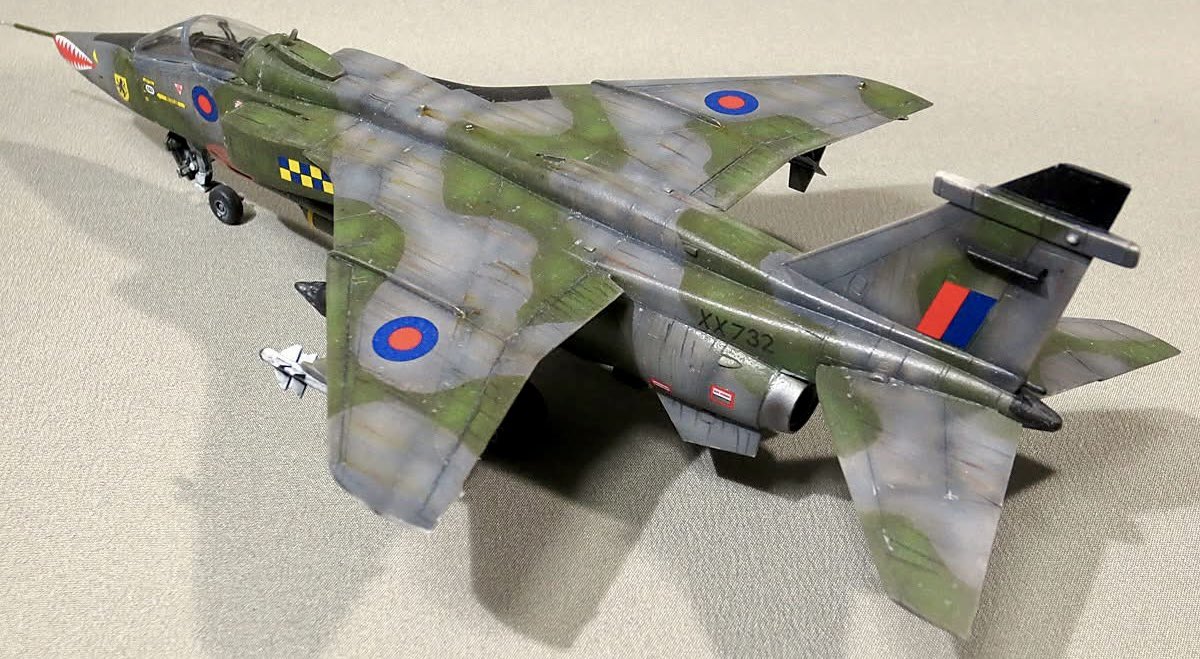 Aki_s009's tweet photo. #プラモ初心者にオススメのキットを箱絵と完成品と共に 
ハセガワ1/72  ジャギュア
結構前からあるベテランキットだけど未だに1/72のベストジャギュアキットだと思っとります。見かけたら買っておいた方が良いよ！ https://t.co/61XjOHgqIX