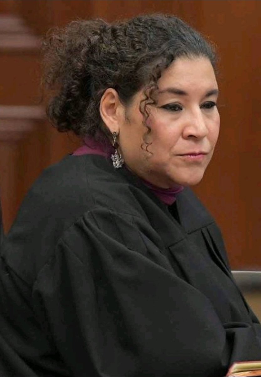 Melissa_Bely's tweet photo. ¡ Boooom !

Los empresarios NO quieren a la hija de su reputisisima MDRE como Presidenta de la Suprema Corte del Acordeón.

¡ Y ya se lo dijeron a Claudia Sheinbaum !

Con Lenia Batres se van las inversiones.

Lean un extracto de la columna de Salvador García Soto.

👇

La “junta”, empresarios a Sheinbaum: “No queremos a Lenia”

"Ocurrió hace cerca de dos meses en Palacio Nacional, justo en la oficina presidencial. 

Doce de los empresarios más ricos de México fueron recibidos en reunión por la presidenta Claudia Sheinbaum, que se hizo acompañar por también doce integrantes de su gobierno. 

El encuentro al que nuestras fuentes se refieren como “la junta”, tuvo como asistentes, del lado empresarial, al ingeniero Carlos Slim, de Grupo Carso; a Germán Larrea, de Grupo México; Alejandro Bailleres, de Grupo BAL; Carlos Hank González, de Banorte; Bernardo Gómez, de Televisa-Univisión; y José Medina Mora, presidente del Consejo Coordinador Empresarial, entre otros de los más ricos de México.

A la doctora le acompañaban sus secretarios del gabinete económico, junto con otros colaboradores de confianza. 

La reunión tenía como objetivo hablar de la situación económica, de la falta de inversiones y de la incertidumbre que está afectando a la confianza en el país. 

Todo fluyó bien en el encuentro hasta que el ambiente se tornó un poco tenso al momento que el poderoso Bernardo Gómez, con la claridad que le caracteriza pidió la palabra y le dijo a la Presidenta que había un tema que les preocupaba a todos los empresarios presentes y que querían plantearle.

“Nos preocupa que la ministra Lenia Batres pueda llegar a presidir la Corte” soltó el empresario de Televisa, que abrió el tema al que se sumaron otros empresarios, desde el ingeniero Slim, hasta Bailleres y Hank González. Los argumentos que le esgrimieron a la Presidenta es que sus posiciones y propuestas tan radicales y contra las empresas causaban ya alarma entre los empresarios e inversionistas. 

“Cada que la vemos hablar nos asusta”, comentó otro de los millonarios presentes.

Sheinbaum y su gabinete escuchaban atentamente cuando uno de los magnates tomó la palabra para hacerle una reflexión a la mandataria: 

“Los capitales son muy cobardes, Presidenta. Se asustan con mucha facilidad y así como confían en un país, si ven y perciben incertidumbre se pueden ir como llegaron”. 

Otros más tomaron la palabra con comentarios similares y uno en particular le recordó a la Presidenta el episodio de Lenia Batres contra la empresa Samsung, en octubre de 2025, cuando la ministra buscó insistentemente atraer una disputa de la empresa coreana con el SAT por 9.5 miles de millones de pesos.

****

Las fuentes dicen que la Presidenta escuchó con atención, aunque con cierta incomodidad y después de que hablaron la mayoría de los magnates mexicanos, se limitó a hacer una salomónica declaración: 

“Yo voy a dejar que sea la Corte la que defina cuál será el método de elección o qué interpretación le van a dar al artículo de la reforma judicial”, dijo lacónicamente.

*****

Veremos pues si la doctora Sheinbaum se mantiene en su neutralidad para dejar que el pleno de ministros resuelva cómo se renovará la presidencia de la Corte. 

Pero por lo pronto la Presidenta ya sabe lo que piensan los empresarios y la preocupación, nerviosismo y hasta alarma que causa en el mundo empresarial y entre los grandes inversionistas nacionales y extranjeros (porque claramente tampoco en Estados Unidos la ven con buenos ojos) la posibilidad de que Lenia Batres se convierta en presidenta de la Suprema Corte de Justicia."