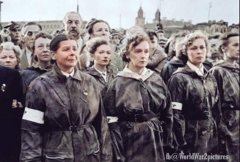 VonPritzwald's tweet photo. Dziś 82 rocznica wybuchu Powstania Warszawskiego.
Poniższe zdjęcie wykonano w 13 rocznicę.👇
Warszawa, 1 sierpnia 1957 rok. 
Ceremonia upamiętniająca powstanie w Warszawie przy Grobie Nieznanego Żołnierza.
Po raz pierwszy po wojnie, komunistyczne władze pozwoliły byłym żołnierzom, sanitariuszkom i innym uczestnikom powstania na oficjalne uczczenie tamtych wydarzeń z sierpnia i września 1944 roku.
Dlatego to zdjęcie pokazuje ogrom emocji, tych którzy przeżyli piekło powstania....
Photo credit: Marilyn Silverstone, WorldWar2pictures