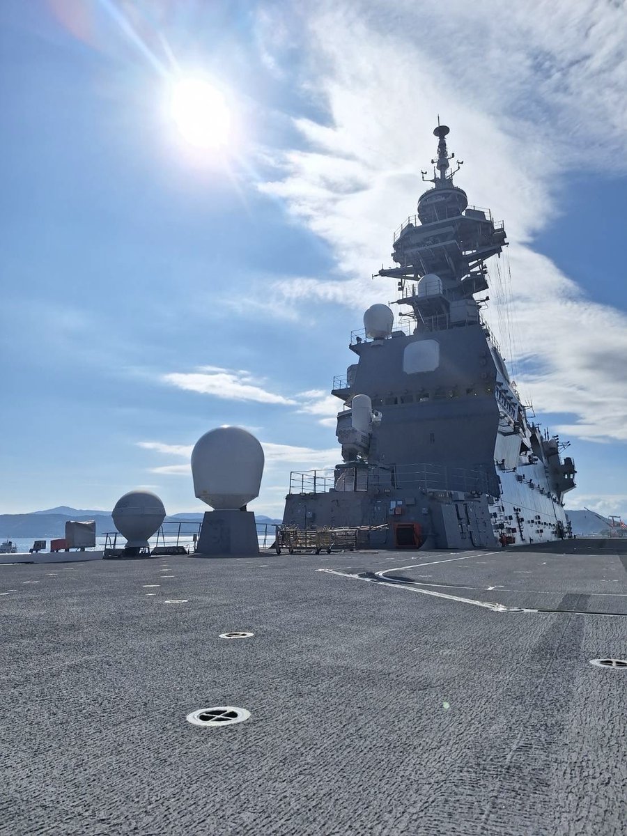 mazidemanson's tweet photo. 護衛艦　加賀に乗せてもらって来た

加賀の甲板の先端に隠しミッキーならぬ
隠し加賀マークがあるのかなりエモい

一般公開では見れないかなりレアな体験を色々とさせてもらった

海上自衛隊最高！！ https://t.co/l9YR99H4V6
