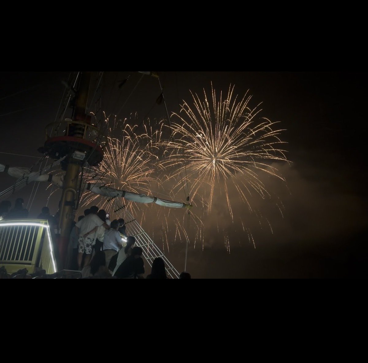 a_mix_h's tweet photo. 箱根でクルーズ船に乗りながら花火を観てきた🎇
こういう楽しみ方もあるんだなって素敵な経験

芦ノ湖スカイラインのメロディぺーブ、エヴァの曲流れてた💃 https://t.co/of8E2BTIGT