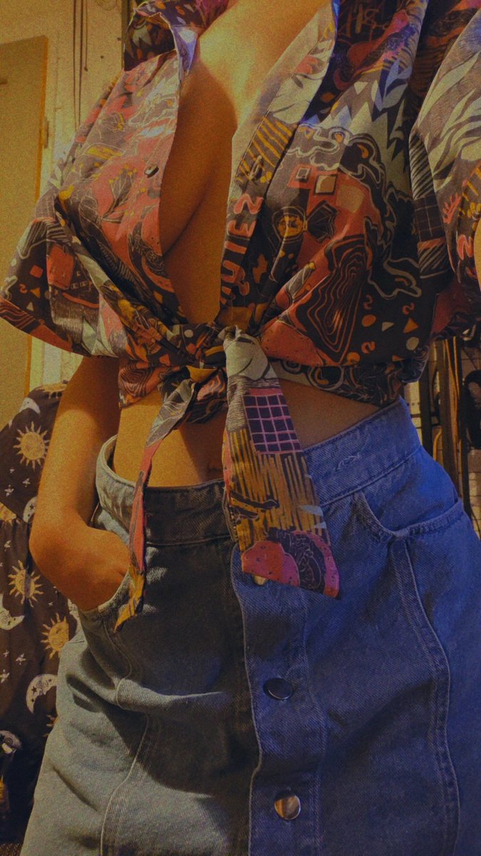 LaVenale's tweet photo. Regardez ma belle chemise que j’ai chiner sur Vinted ! 😍
#secondemain #retro #chemise https://t.co/44kIsS3P3j
