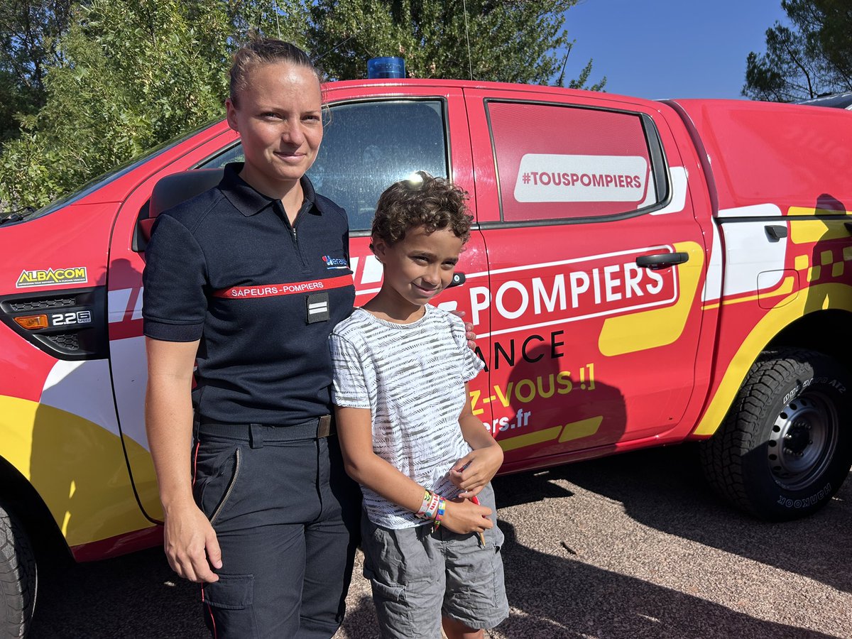 PompiersHerault's tweet photo. #ClinDOeil || Vous avez été très nombreux ce matin au Lac du Salagou à venir à la rencontre des sapeurs-#pompiers de l’#Hérault comme Célia Pouget sous-préfète de Lodève MERCI aux enfants pour leurs sourires & leur enthousiasme Images rares de la @PAFofficiel survolant le Lac 🫶 https://t.co/Rf2DcZ7F4G