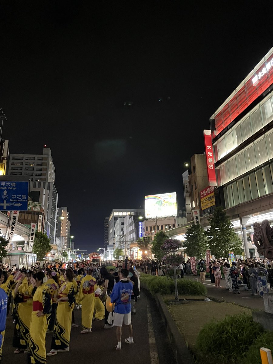 teaTomo's tweet photo. 今年も先頭で旗を持って『民衆を導く自由の女神』みたいなことをしてきたけれど涼しくて良かった。 https://t.co/A1SJuDwR2w