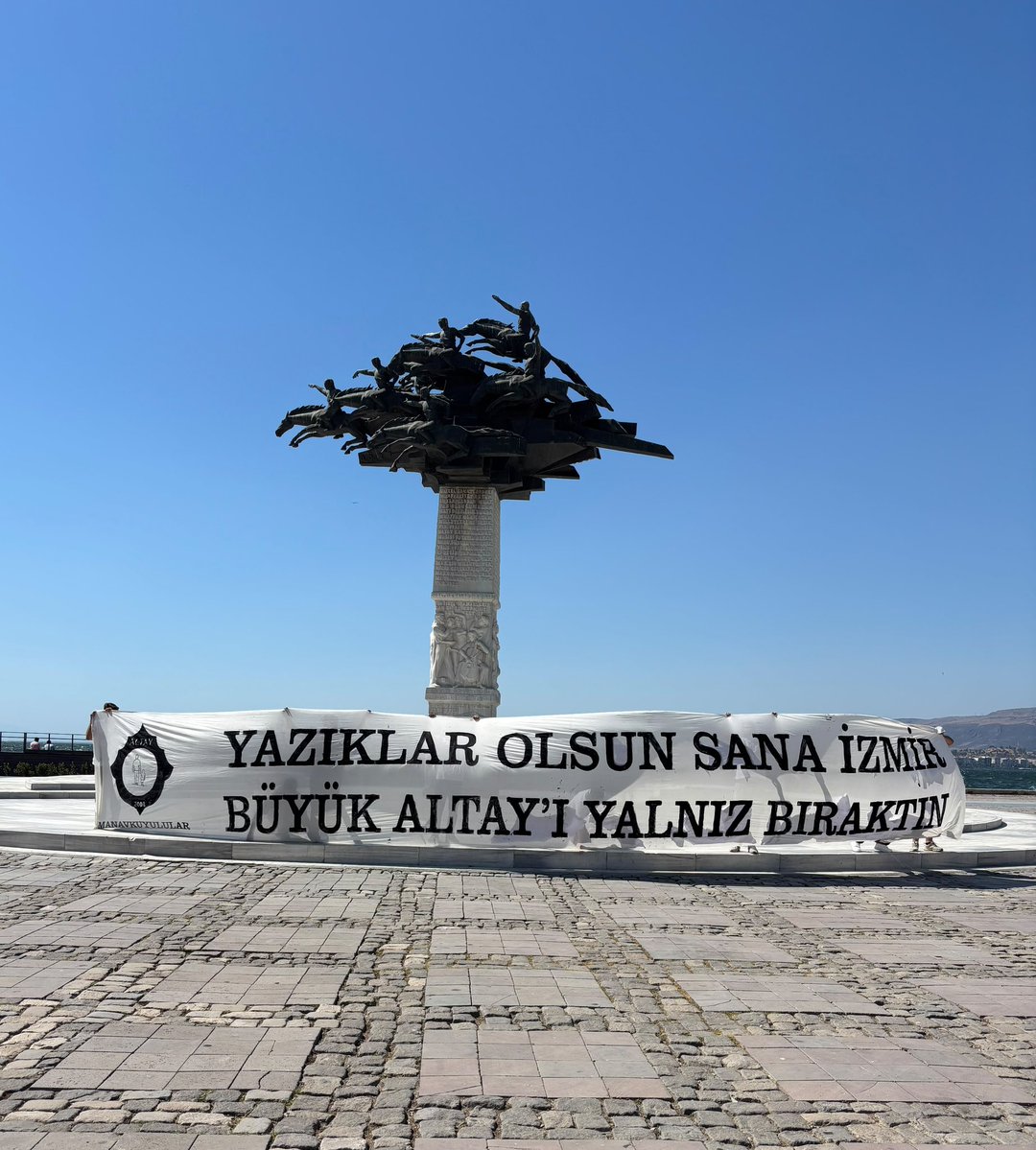 forzaaltay_'s tweet photo. Bu pankart İzmir’in vicdanına asıldı ‼️

Konak’tan Cumhuriyet Meydanı’na, Gündoğdu’dan Alsancak’a… Bu şehrin meydanlarında, sokaklarında bir asrı aşkın süredir ALTAY var. Bugün Büyük Altay tarihinin en zor günlerinden geçerken; şehrin kurumları, iş insanları ve sahip çıkması gerekenleri sessiz. Yazıklar olsun sana İzmir, Büyük Altay’ı yalnız bıraktın.