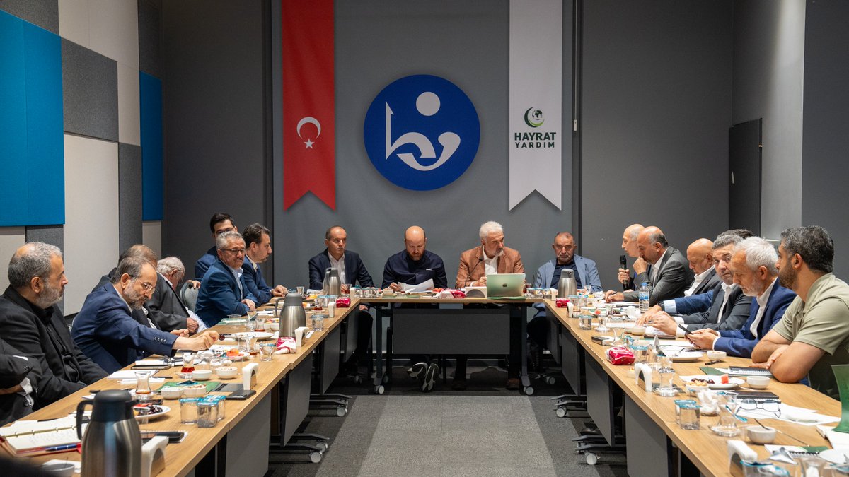 denizfeneriorg's tweet photo. Filistin’e Destek Platformu, Deniz Feneri Derneği ve  sivil toplum kuruluşlarımızın kıymetli temsilcilerinin katılımıyla; Gazze’de yaşanan soykırım karşısında yürütülen insani yardım çalışmalarını, sahadaki gelişmeleri ve ortak mücadelemizi daha güçlü kılacak iş birliği adımları Hayrat Yardım’ın ev sahipliğinde istişare edildi.

Filistin davası, dönemsel bir gündem değil; adaletin, vicdanın ve insanlığın bizlere yüklediği tarihî bir sorumluluktur. Bu bilinçle, birlik ve dayanışma içerisinde çalışmalarımızı kararlılıkla sürdürmeye devam edeceğiz.

Deniz Feneri Derneği olarak Gazzedeki 500’den fazla çalışanımızla ve sizlerinde desteği ile bütün gücümüzle Filistinli kardeşlerimizin yayında olmaya devam edeceğiz.