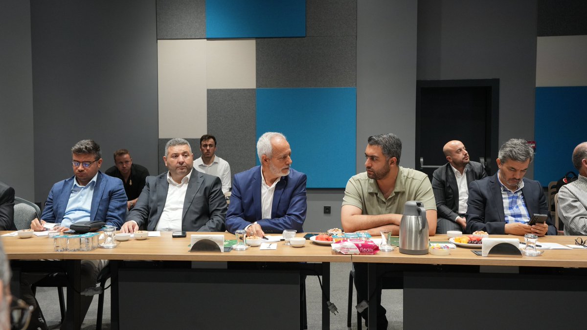 denizfeneriorg's tweet photo. Filistin’e Destek Platformu, Deniz Feneri Derneği ve  sivil toplum kuruluşlarımızın kıymetli temsilcilerinin katılımıyla; Gazze’de yaşanan soykırım karşısında yürütülen insani yardım çalışmalarını, sahadaki gelişmeleri ve ortak mücadelemizi daha güçlü kılacak iş birliği adımları Hayrat Yardım’ın ev sahipliğinde istişare edildi.

Filistin davası, dönemsel bir gündem değil; adaletin, vicdanın ve insanlığın bizlere yüklediği tarihî bir sorumluluktur. Bu bilinçle, birlik ve dayanışma içerisinde çalışmalarımızı kararlılıkla sürdürmeye devam edeceğiz.

Deniz Feneri Derneği olarak Gazzedeki 500’den fazla çalışanımızla ve sizlerinde desteği ile bütün gücümüzle Filistinli kardeşlerimizin yayında olmaya devam edeceğiz.