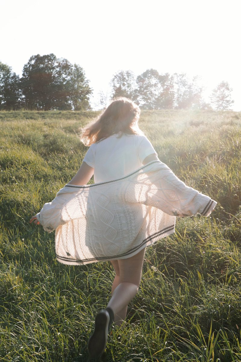picturetokurn's tweet photo. running to meet @taylornation13 behind the mall 🤭🩶 #itsaugust https://t.co/KG1ridEeBv