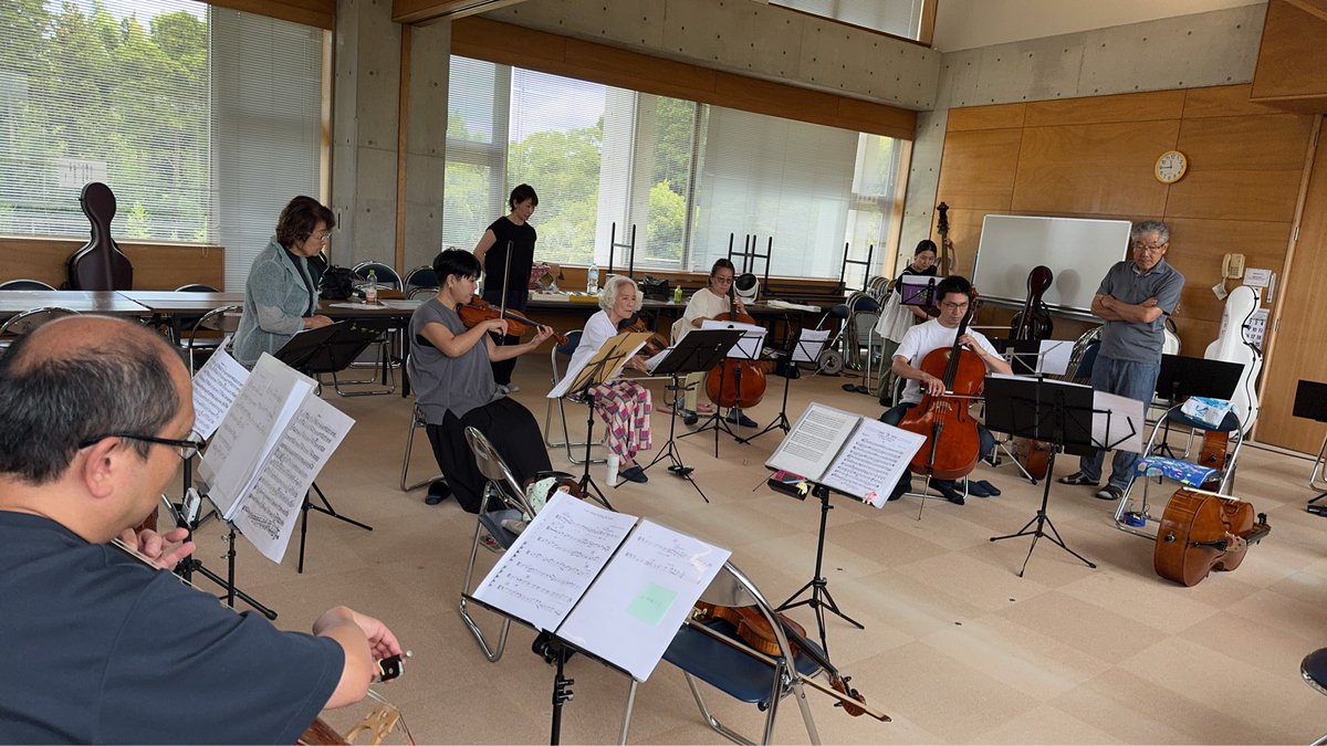 CelloLoversCon's tweet photo. コンサート本番まであと９９日となりました！ 弦楽��ミナー２日目の画像です。先生方もリハーサルをされています。詳細はインスタで！#チェロ #チェロアンサンブル #コンサート #楽器 #東金文化会館 #ゴーシュ音楽院 #長柄町 #東金市 #クラシック #弦楽器 https://t.co/8VHQruoW3d