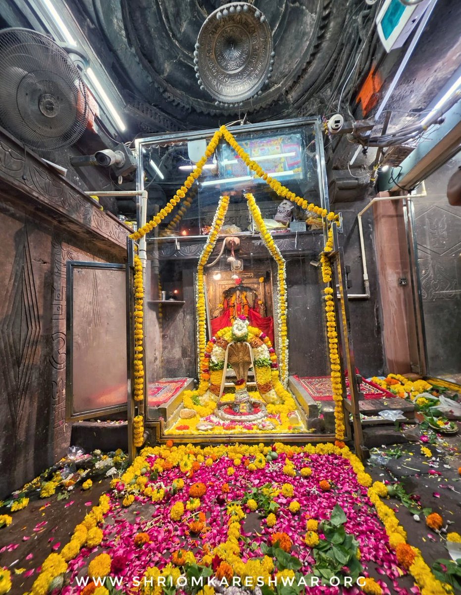 OmkarJyotirling's tweet photo. 🚩जय ओंकार जी 🚩
द्वादश ज्योतिर्लिंग में चतुर्थ, श्री ओंकारेश्वर में श्री ओंकार  महाराज के श्रृंगार दर्शन।
श्रावण कृष्ण पक्ष तृतीया स. 2082 शनिवार दिनांक-01/08/26
वेब-https://t.co/cOFsHLEZaw
हेल्प-8989998686(8AM-8PM)
#omkareshwar #ओम्कारेश्वर https://t.co/XfEVAaE1Yt