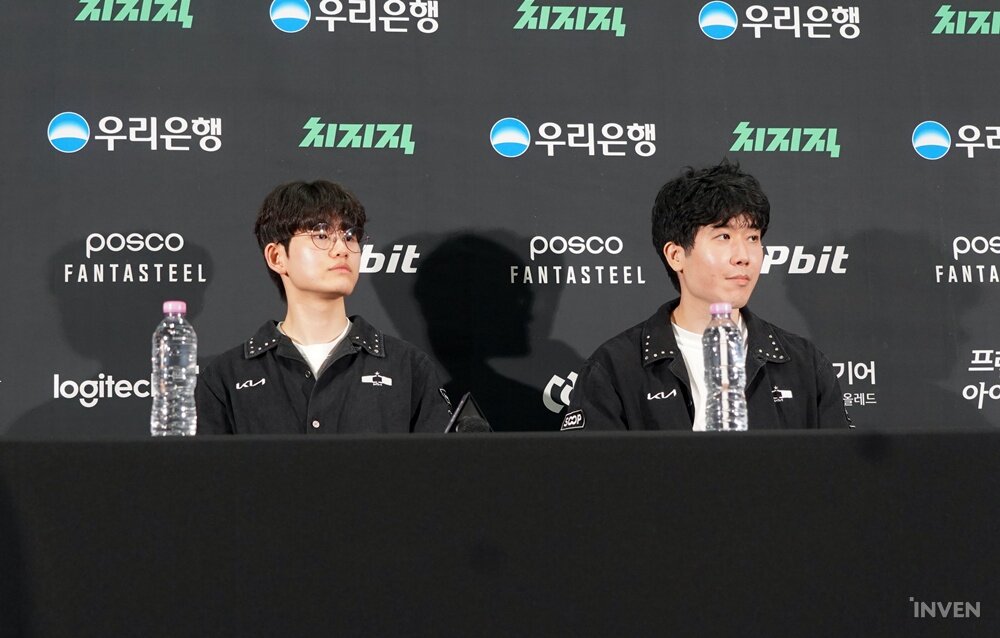 smash_adc's tweet photo. [LCK 로드쇼] 우리는 갑자기 잘해진 게 아니다 '씨맥' 김대호 감독의 자신감

Q. 팀에서 현재 DK의 롤을 잘 수행하는 선수는?
김대호 감독 : 다섯 명 모두 같은 이해도를 장착해야 한다. 해야 할지, 말아야 할지 그 경계선에서 어떤 한 명만 리드를 하면 결국 망하게 된다. 그래서 결국에는 다섯이 모두 동일한 생각을 가지는 게 중요하다. 그래도 뽑자면 '쇼메이커'도 대단하고, 다음은 '스매쉬'. 원딜인데 원딜답지 않은 선수라고 표현하고 싶다. 전체적인 판을 읽는 능력이 뛰어나다.

🔗https://t.co/Z08k0FEciO