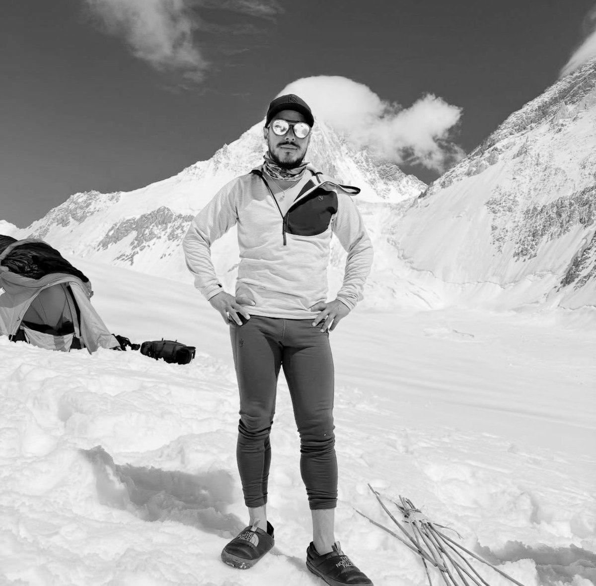 thepolandnews_'s tweet photo. Nirmal „Nimsdai” Purja, jeden z najwybitniejszych himalaistów świata, zginął w lawinie podczas wyprawy na Broad Peak w Pakistanie. Tragiczne informacje potwierdziła jego firma Elite Exped. 43-letni rekordzista, który w 2019 roku zdobył wszystkie 14 ośmiotysięczników w zaledwie 189 dni, był uznawany za zaginionego od czwartku wraz z dziewięcioma innymi wspinaczami. Niestety, wszyscy uczestnicy wyprawy zginęli.