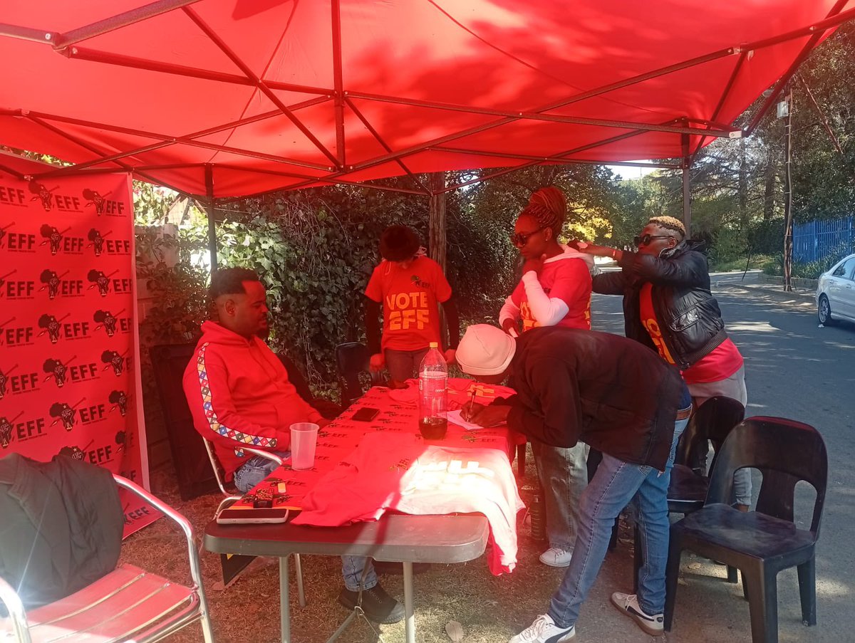 JHB_Ward102's tweet photo. Our councillor candidate, Fighter Thokozani Maziya with EFF volunteers at Bordeaux Primary School, registering new voters ahead of the local elections in November so they can vote for the EFF ❤️🖤💚

#VoteEFF #RegisterToVoteEFF https://t.co/G9Dud1WYyn