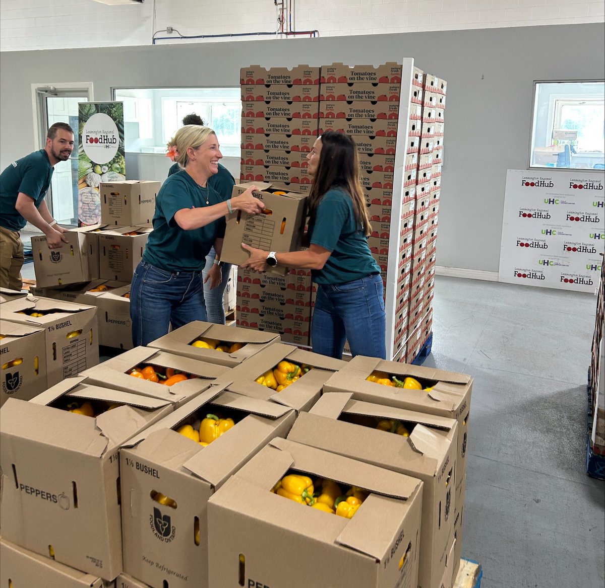 FeedOntario's tweet photo. Over the past year, when the need for food banks grew, so did our response. Our partnership with @UHC_'s Leamington Regional Food Hub is just one example of how we’ve created innovative solutions to deliver more food than ever before and provide locally grown produce to communities across Ontario. The partnership has allowed us to deliver a total of 3.2 million pounds of fresh produce, like tomatoes, cucumbers, and peppers, to over 30 communities in the last year alone.

Find out more about this collaborative effort and how we’re making fresh, healthy produce more accessible to people and families facing hunger here: https://t.co/3MhMOOSl6Q