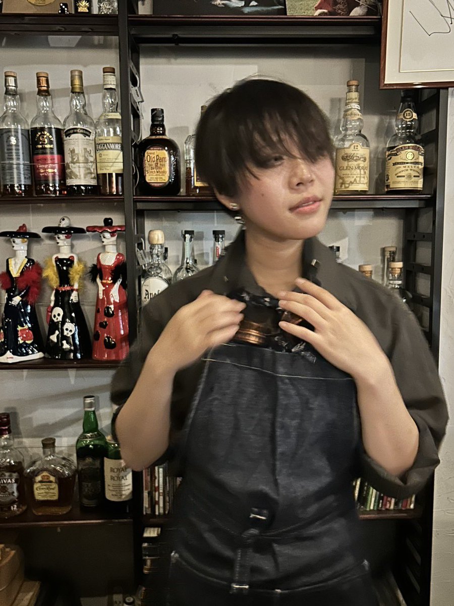 guitarkinako's tweet photo. 色々あり、しばらくSNSお休みしておりました🙇‍♀️💦
が！最近ジムに通ったりスペイン旅行に行く予定も出たので復活していこうかなと💭

喜多きなこは意外と元気にやっております。
これは昨日のバーバイトにて、謎のメガネをかける喜多です👓👓 https://t.co/XfnvJbV1N2