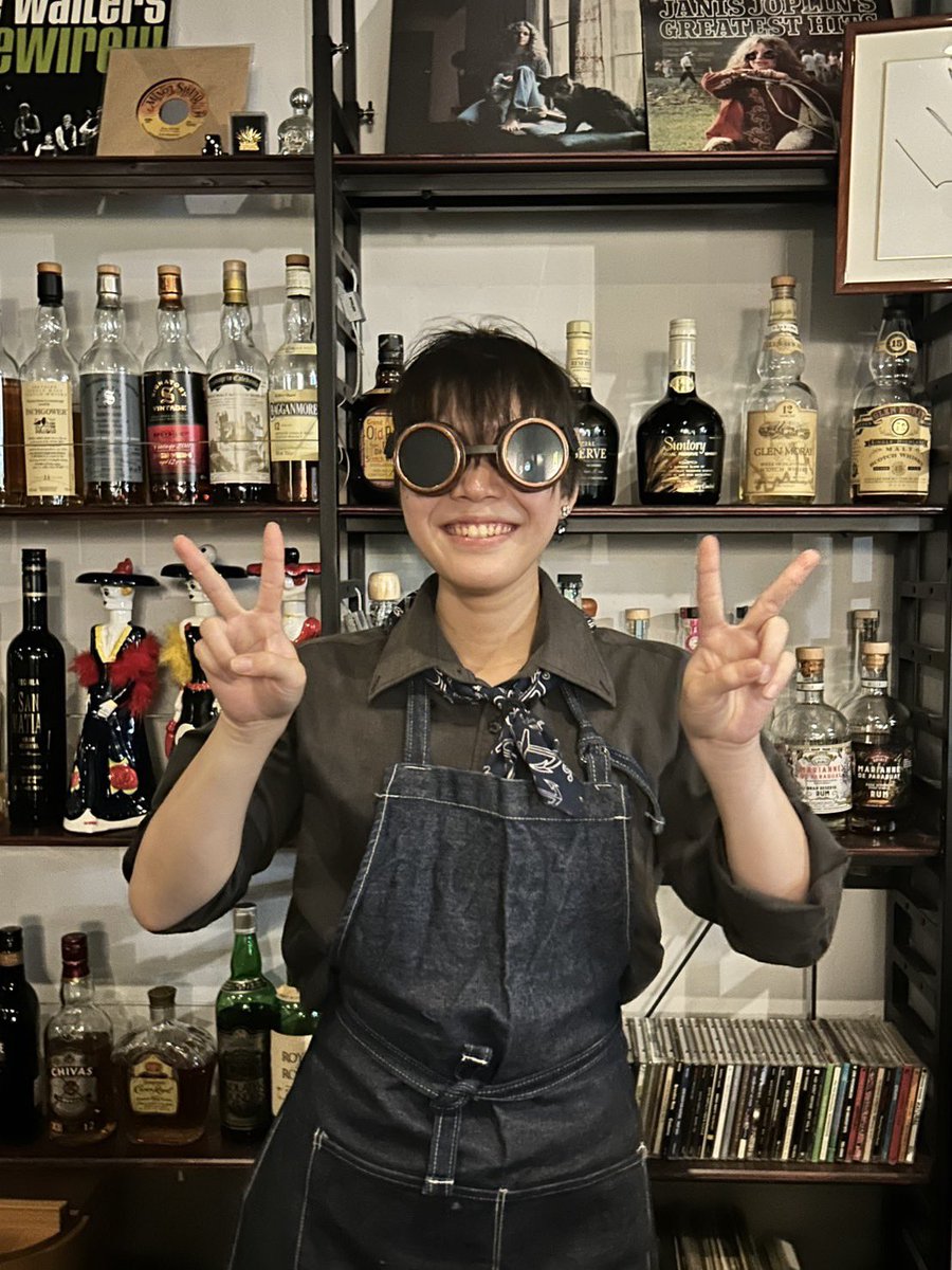 guitarkinako's tweet photo. 色々あり、しばらくSNSお休みしておりました🙇‍♀️💦
が！最近ジムに通ったりスペイン旅行に行く予定も出たので復活していこうかなと💭

喜多きなこは意外と元気にやっております。
これは昨日のバーバイトにて、謎のメガネをかける喜多です👓👓 https://t.co/XfnvJbV1N2