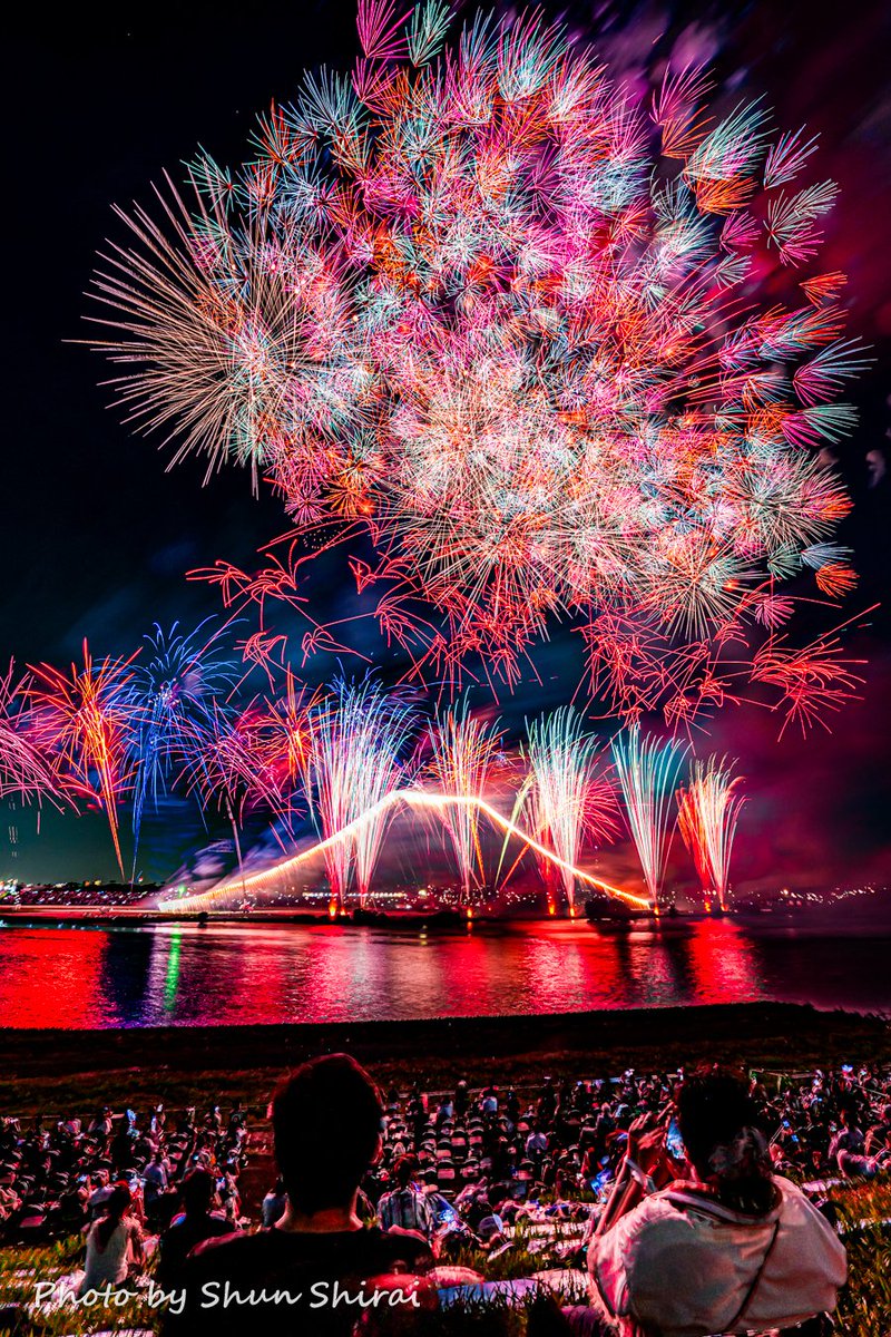 JUN1785's tweet photo. ■タイトル：今夜の江戸川花火🎇とっても綺麗でした✨️（8/1撮影）
■撮影スポット：市川市大洲
■一言：今夜の江戸川花火（市川市民納涼花火大会/江戸川区花火大会）は雨が降ることもなく無事終了！
例年以上に暑かったですが、ほどよい南風が吹いて花火はどのプログラムもとっても綺麗でした✨️
今年も何とかその美しさを捉えようとあたふたしながら頑張りましたが花火の撮影はほんと難しくてうまく行かないことばかり💦
いつも江戸川花火を撮ると帰ってきた時には精魂尽きてもうクタクタですが（笑）、写真を楽しみに待っててくれてる方もたくさんいると思いますので、名物の富士山花火の模様を超特急でお届けします！
今年の富士山仕掛け花火のバックには前半は真っ赤な花火、後半はカラフルな花火が上がって息を呑む美しさでした✨️

©Shun Shirai – All Rights Reserved. No Unauthorized use my photo❢

📍 Ichikawa City,Chiba Japan
📸 Aug 1,2026

#市川 #千葉 #花火 #富士山 #japan #fireworks #市川市民納涼花火大会 #江戸川区花火大会 #東京 #tokyo
#photo_jpn #raw_japan #東京カメラ部 #nipponpic #zekkei_joyful #ちばとぴフォト部投稿