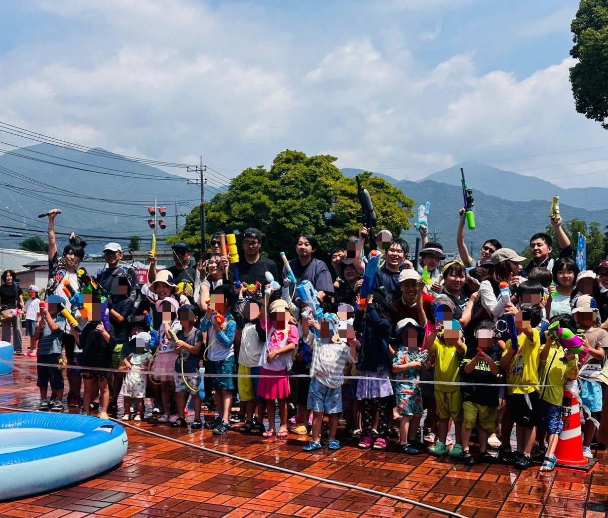 nagasawasou's tweet photo. 今日はまずDJみわっちと秦野名水フェスティバルで鉄砲大会の司会！

その後はクアーズテック秦野カルチャーホールでのチャリティーライブ

そして田原ふるさと公園での納涼祭ライブと、盛りだくさんな一日でした😊

子どもたちの笑顔や元気に、たくさんパワーをもらったよ✨

ライブでも一緒に歌ってくれたり、手を振ってくれたり、本当にありがとう！

こうして音楽を通して、子どもたちやBlue Bunny’sのみんなと繋がれる時間が、僕にとって何よりの宝物だと改めて実感出来たね！

今日もたくさんの笑顔に出会えて、最高の一日になりました！

8月9日のワンマンライブまで、あと少し。

もっともっと最高のステージを届けられるように頑張ります😎✨

今日も本当にありがとう！
サンキューバニーマッチ！ありがぴょんぴょん！🐰💙

魔法が解ける日まで、残り7日🪄🐰
SOLD OUTまで、残り26席！

🎂 永澤 蒼. BIRTHDAY ONEMAN LIVE 2026
―1年に一度、うさぎの魔法が解ける日―

📅 2026年8月9日(日)
📍 Thunder Snake ATSUGI

OPEN 11:30 / START 12:00

🎫 前売 3,000円（+2Drink）
🎫 新規割 1,000円（+2Drink）
🎫 小・中・高校生 1,000円（+2Drink）

🐰8.9ワンマンライブチケットはこちら
https://t.co/ItuqdmGneg

#名水
#秦野
#永澤蒼
#クアーズテック秦野カルチャーホール
#田原ふるさと公園