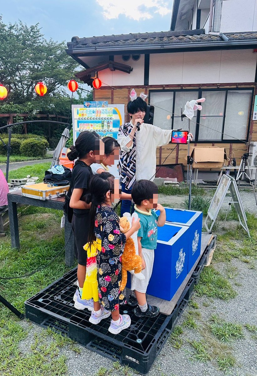 nagasawasou's tweet photo. 今日はまずDJみわっちと秦野名水フェスティバルで鉄砲大会の司会！

その後はクアーズテック秦野カルチャーホールでのチャリティーライブ

そして田原ふるさと公園での納涼祭ライブと、盛りだくさんな一日でした😊

子どもたちの笑顔や元気に、たくさんパワーをもらったよ✨

ライブでも一緒に歌ってくれたり、手を振ってくれたり、本当にありがとう！

こうして音楽を通して、子どもたちやBlue Bunny’sのみんなと繋がれる時間が、僕にとって何よりの宝物だと改めて実感出来たね！

今日もたくさんの笑顔に出会えて、最高の一日になりました！

8月9日のワンマンライブまで、あと少し。

もっともっと最高のステージを届けられるように頑張ります😎✨

今日も本当にありがとう！
サンキューバニーマッチ！ありがぴょんぴょん！🐰💙

魔法が解ける日まで、残り7日🪄🐰
SOLD OUTまで、残り26席！

🎂 永澤 蒼. BIRTHDAY ONEMAN LIVE 2026
―1年に一度、うさぎの魔法が解ける日―

📅 2026年8月9日(日)
📍 Thunder Snake ATSUGI

OPEN 11:30 / START 12:00

🎫 前売 3,000円（+2Drink）
🎫 新規割 1,000円（+2Drink）
🎫 小・中・高校生 1,000円（+2Drink）

🐰8.9ワンマンライブチケットはこちら
https://t.co/ItuqdmGneg

#名水
#秦野
#永澤蒼
#クアーズテック秦野カルチャーホール
#田原ふるさと公園