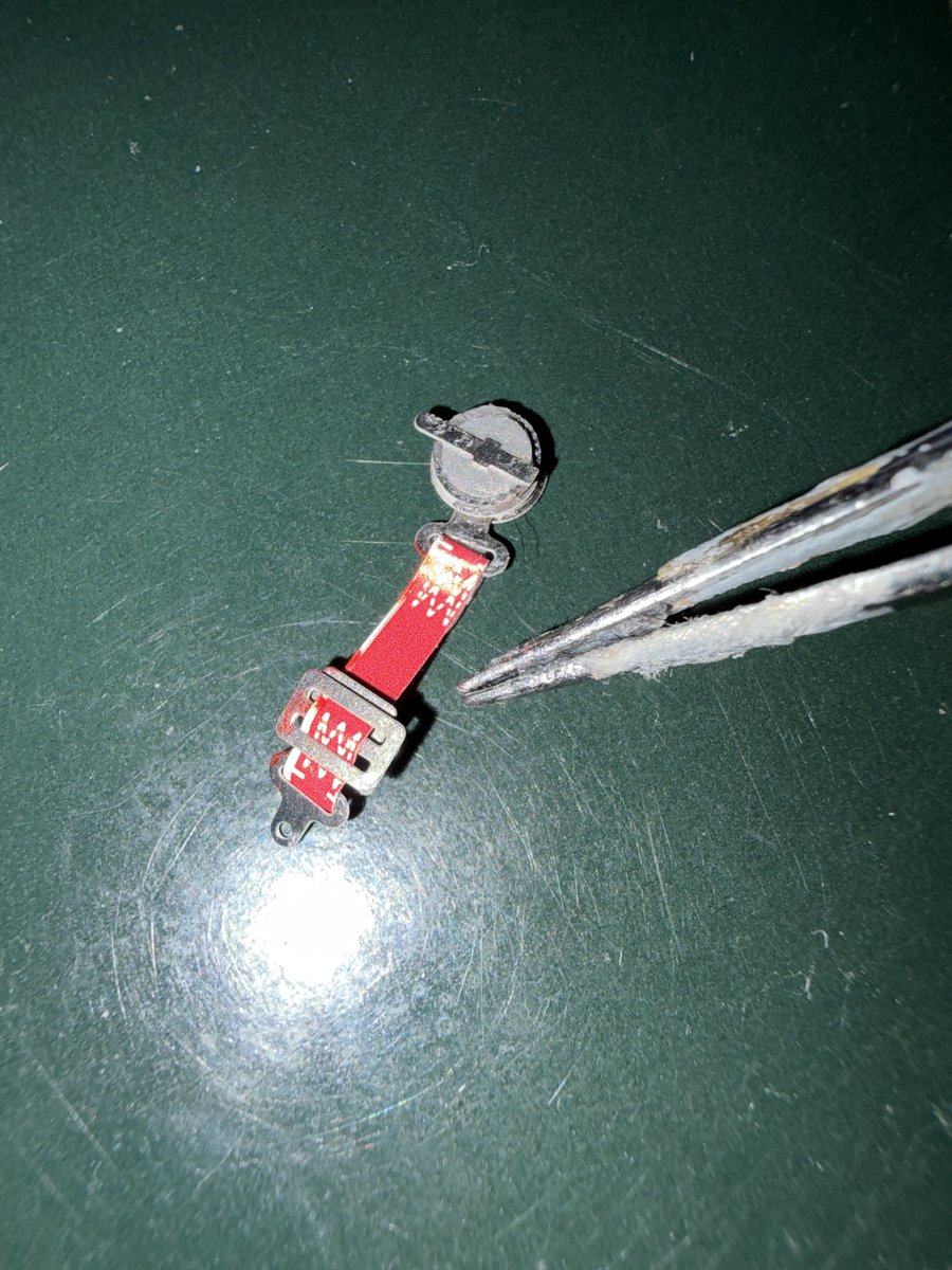 Chiring_memo's tweet photo. コックピット作って遊んでるんだけど

①カッターでベルトを切り出します
→え？切れてないの？

②エッチングパーツの金具部分スキ間にベルトを通します
→ファッ！？

③金具の先端部分を曲げてシートに接着します
→ファキン！目死ぬわ！！

スケールモデルの人達いつもこんな事やってんの？スゲェ https://t.co/L4hNAxC9FS