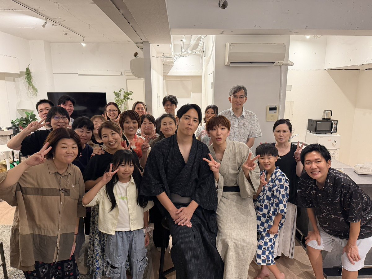 kaerutotsurugi's tweet photo. オフ会お疲れさまでした！
大盛況のうちに無事幕を下ろしました。
2人のオフ会はいつも幅広い年代の方々がご参加くださいます。
今日が初めての方もいらっしゃって新たな親交（信仰？）も深まりした🥰

#オフ会
#ゲイカップル
#YouTube
#カエルとツルギ https://t.co/Voi10FgkS8