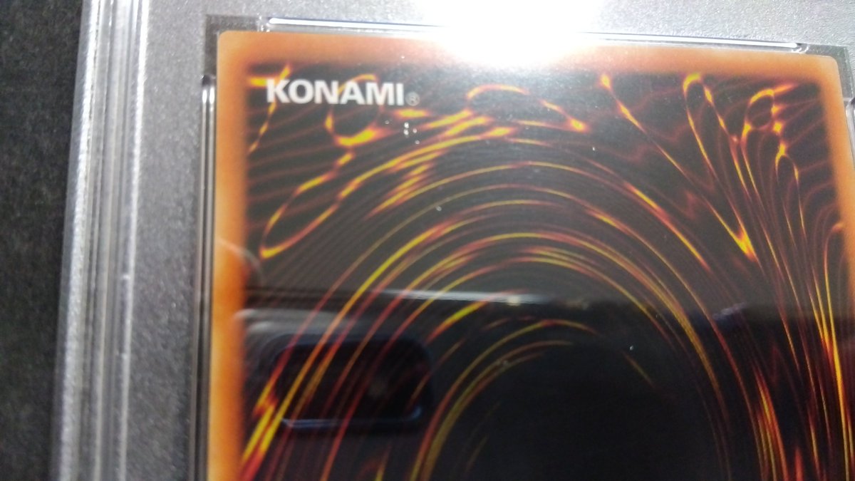 NonFungibleUnit's tweet photo. PSAからホルダーチェンジでARSに出そうと思うのですが、裏面のカード名部分の剥げ？印刷の欠陥(名前浮き？)は減点でしょうか？

写真左がPSA9 、右が10になります。
当時の初期仕様としてARS10以上の可能性はありませんでしょうか？ https://t.co/4LNW7Qgy6r