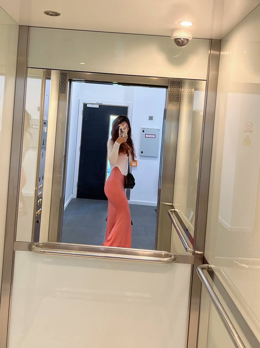 Yigendacon83263's tweet photo. 每天打扮得光彩照人心里还是期待有野男人把你当成免费的妓女疯狂输出。平时不可亵渎的脸下藏着随时出水的小穴。不为人知的时候就迫不及待地找大鸡吧骂到发情再把抽你耳光的鸡吧含进嘴里
#羞辱 #反差 #母狗 #反差婊 #绿帽 #调教 #文爱 https://t.co/5kFANGj6wL